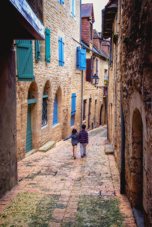 A brother and sister strolling along in Sarlat
